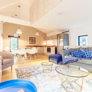 The Cliffside Chalet - Modern 3bdr Riverside Apartment